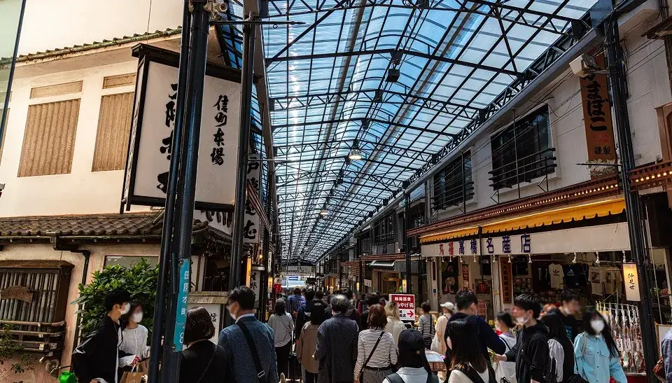 熱海旅のスタート地点!活気あふれる駅前商店街でお土産探し